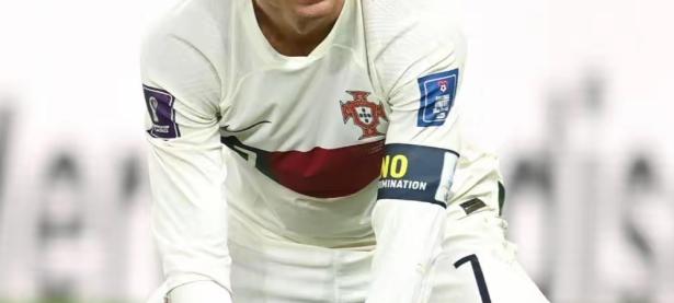 C罗场边指挥情绪激动，曼联队员怒摔水瓶！的简单介绍